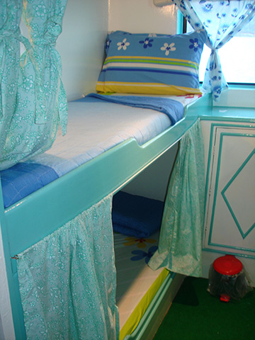 Dolphin Queen Twin Cabin