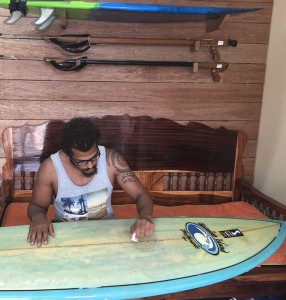 phuket surf shop mettre de la wax sur sa planche de surf