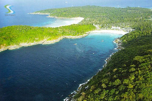 Divers descending at Racha Yai dive site, Phuket